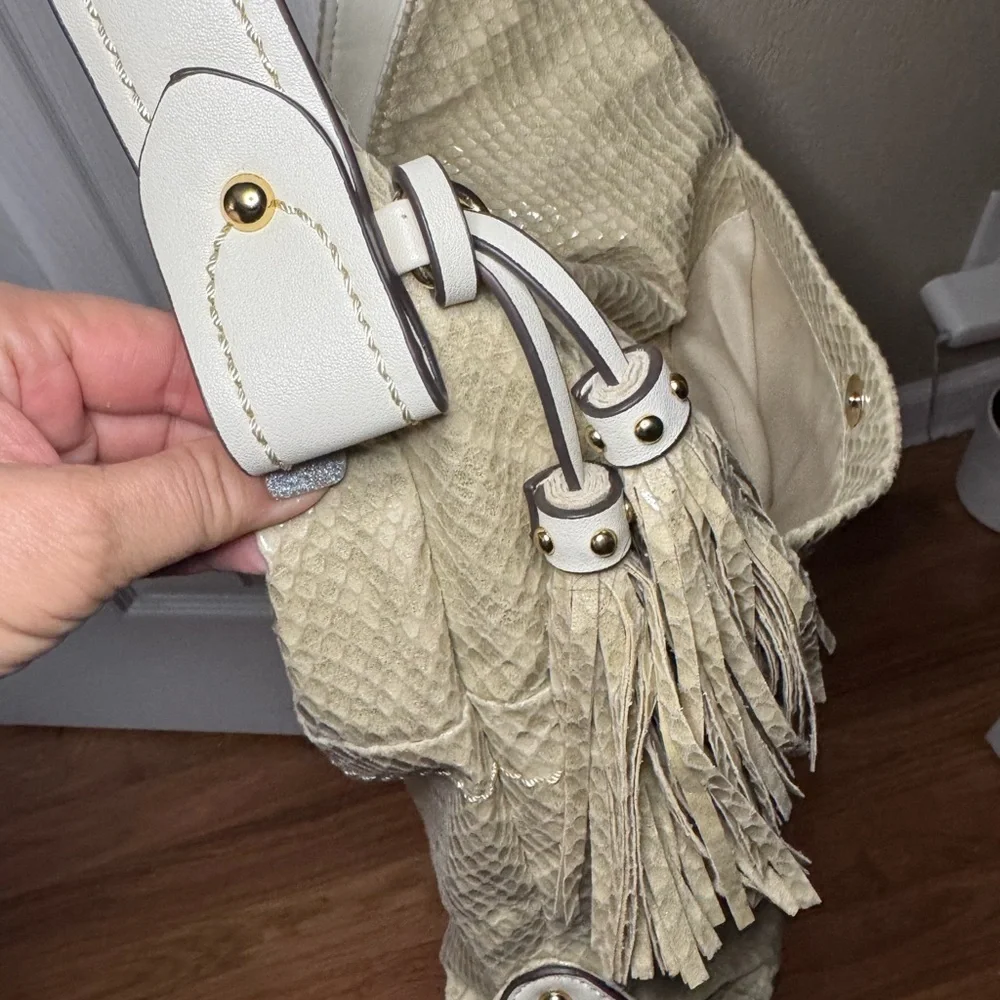 Sondra Roberts Elegant Cream Shoulder Bag